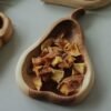 طبق أكل او تسالى للأطفال على شكل كمثرى+ معلقة خشب صناعة يدوية الوان طبيعي 100% معالج بزيت الزيتون