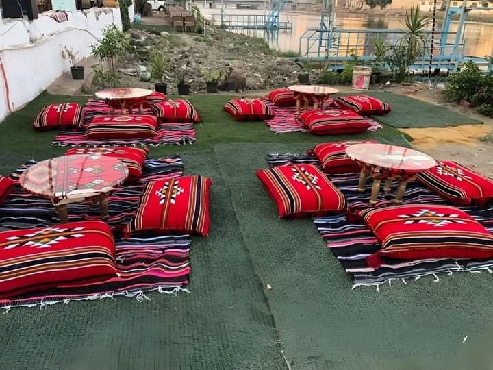 أعدة او مجلس على الطراز العربي مكونة من ترابيزة 4 خدديات كليم ارضي صناعة يدوية 100% من انتاج ايجيبت أنتيكس - الصورة 3