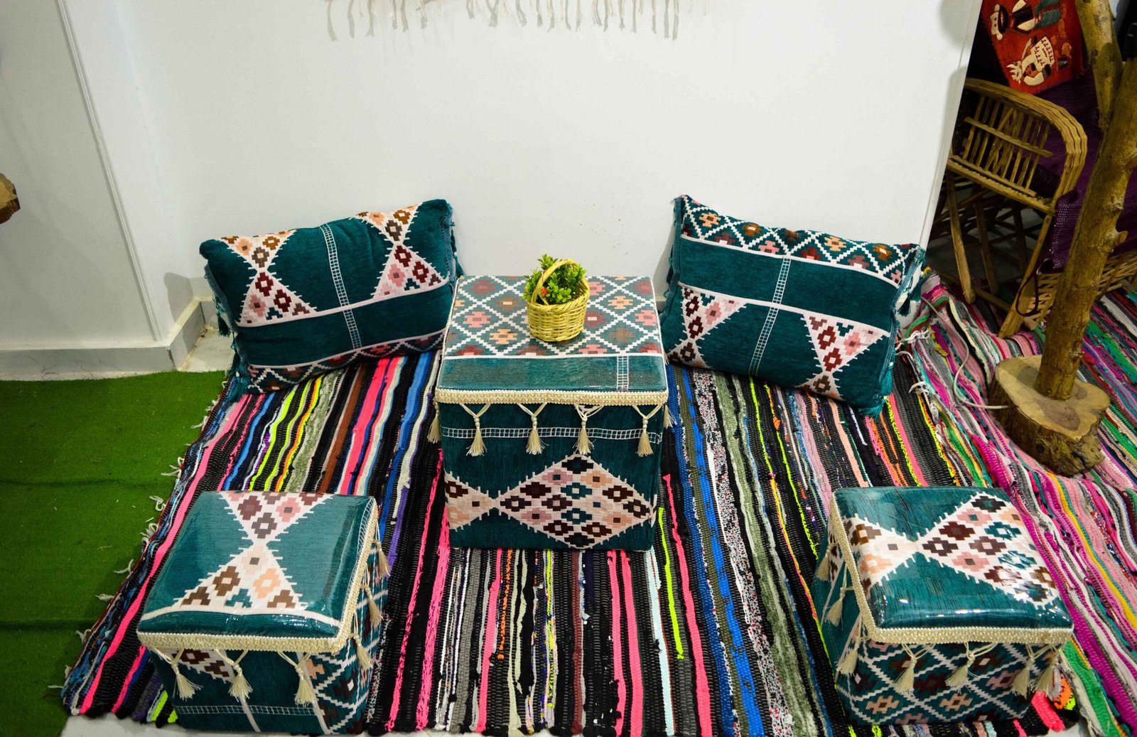 طقم أعدة او مجلس عربي صناعة يدوية بالكامل الوان مختلفة من ايجيبت انتيكس