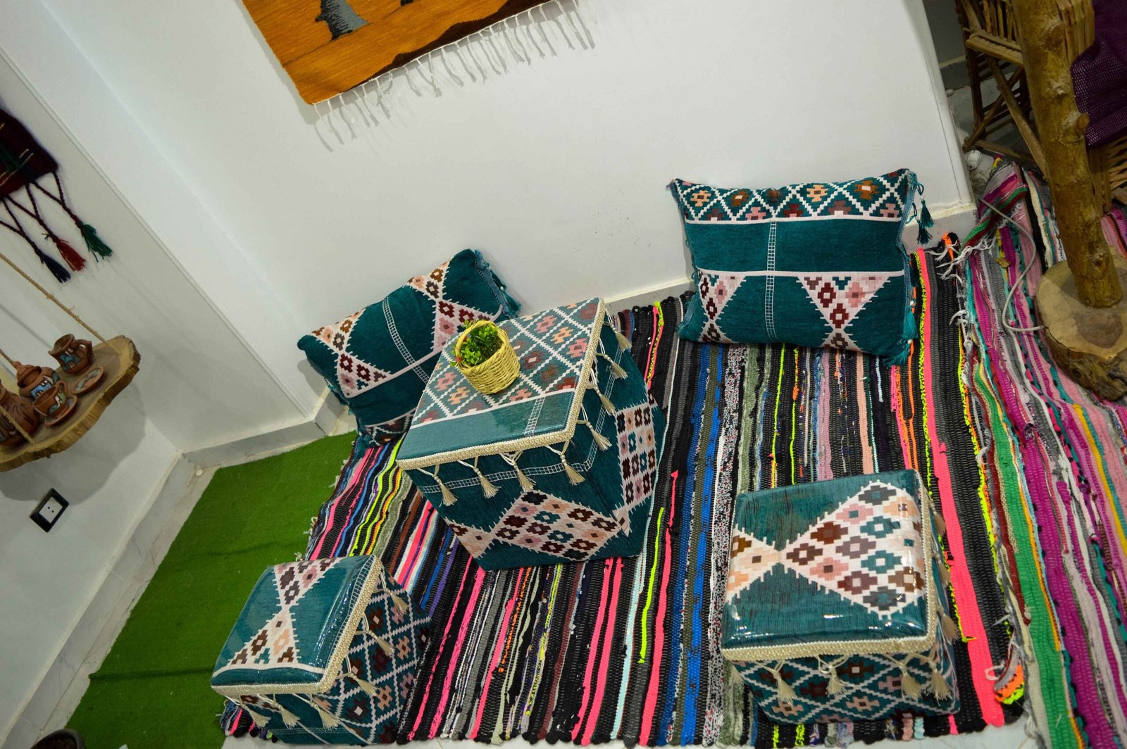 طقم أعدة او مجلس عربي صناعة يدوية بالكامل الوان مختلفة من ايجيبت انتيكس