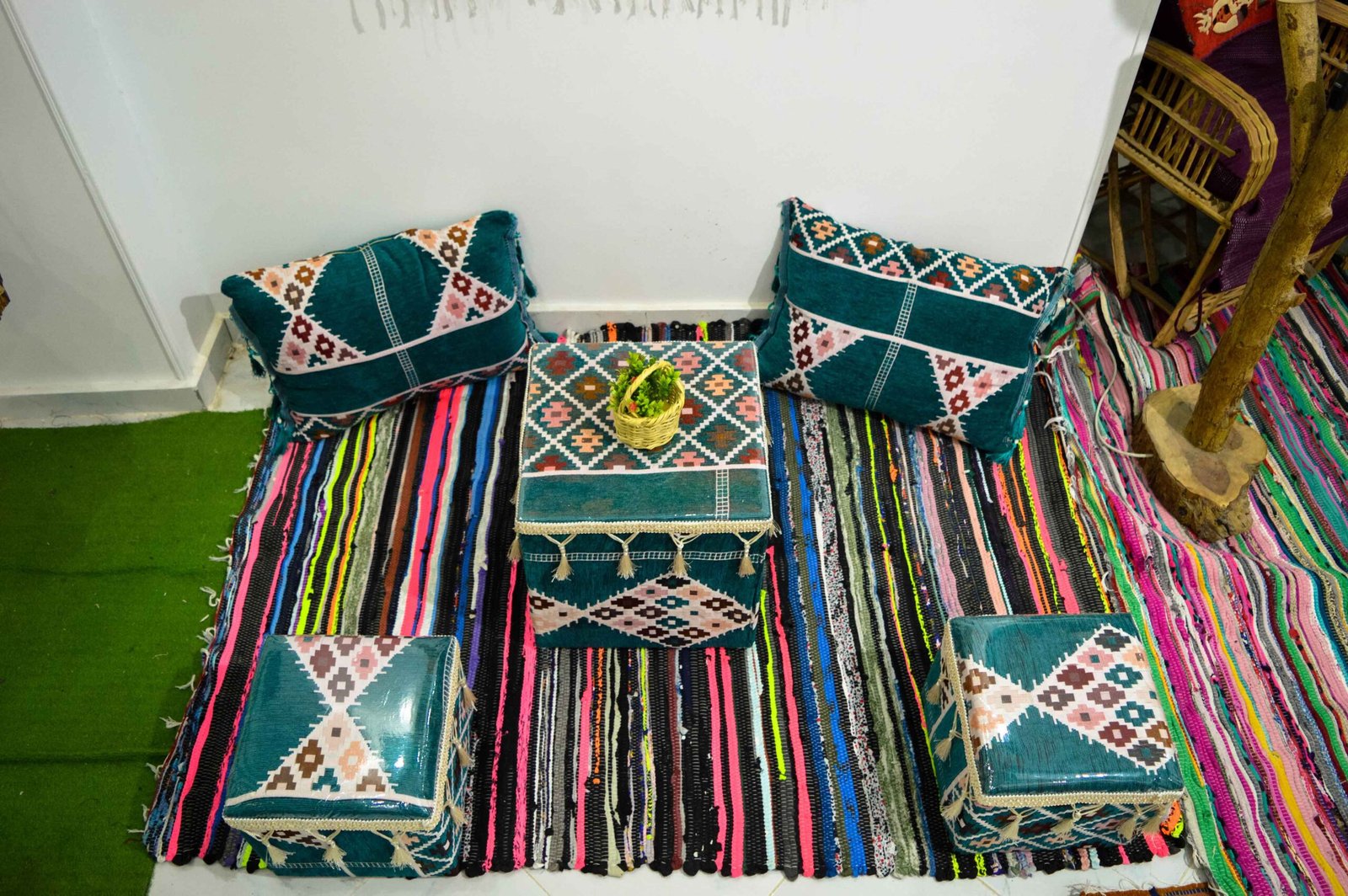 طقم أعدة او مجلس عربي صناعة يدوية بالكامل الوان مختلفة من ايجيبت انتيكس