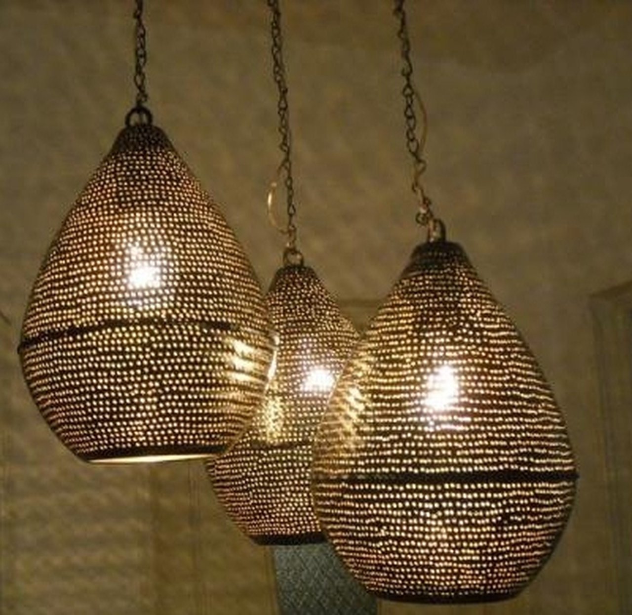 وحدة اضاءه شرقي مغربي معدني - نجفة معلقة - لمنتصف السقف شكل ثلاثي مدرج لون اسود للاستخدام الخارجي او الحديقة او للاستخدام الداخلي انتاج ايجيبت انتيكس صناعة يدوية 100%