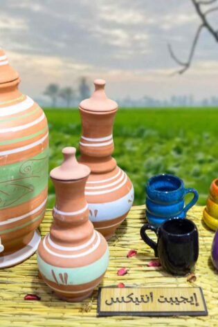 طقم من الفخار الصحي المطلي 7 قطع مكون من كولمن ماء و 2 قلة و 4 أكواب صناعة مصرية يدوية 100% من انتاج ايجيبت أنتيكس