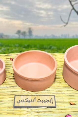 طقم طاجن من الفخار الصحي الطبيعي بلونه الأصلي مكون من 3 قطع 3 مقاسات مختلفة صناعة مصرية يدوية 100% من انتاج ايجيبت أنتيكس