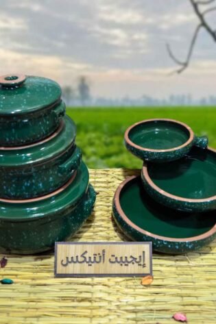 طقم حلل و قلايات من الفخار الصحي المطلي لون أخضر زيتوني مكون من 3 قلاية مقاسات مختلفة و 3 حلة مقاسات مختلفة صناعة مصرية يدوية 100% من انتاج ايجيبت أنتيكس