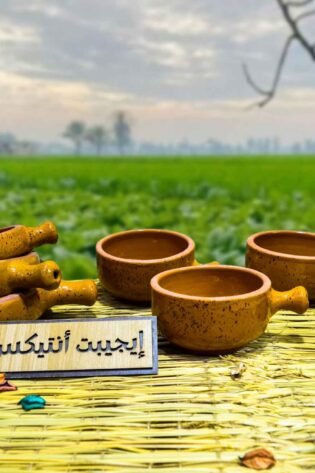طقم قلايات و شوربة من الفخار الصحي المطلي لون بني مصفر مكون من 4 قطع شوربة و 3 قطع قلايات بـ 3 مقاسات مختلفة صناعة مصرية يدوية 100% من انتاج ايجيبت أنتيكس