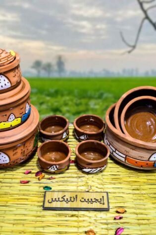 طقم من الفخار الصحي الملون ألوان طبيعية 12 قطعة مكون من 3 حلل مقاسات مختلفة و 3 طواجن مقاسات مختلفة و 4 شوربة و طفاية و مبخرة صناعة مصرية يدوية 100% من انتاج ايجيبت أنتيكس