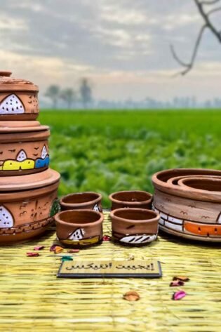 طقم من الفخار الصحي الملون ألوان طبيعية 12 قطعة مكون من 3 حلل مقاسات مختلفة و 3 طواجن مقاسات مختلفة و 4 شوربة و طفاية و مبخرة صناعة مصرية يدوية 100% من انتاج ايجيبت أنتيكس