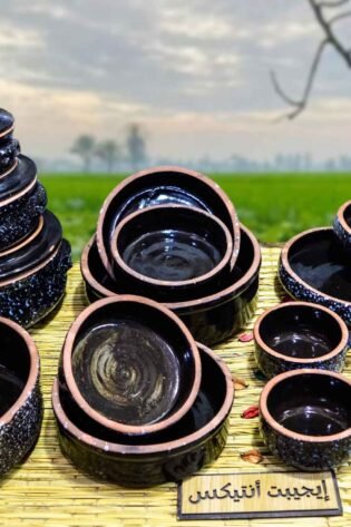 طقم من الفخار الصحي المطلي لون اسود من 16 قطعة مكون من 3 قلايات بمقاسات مختلفة و 6 طواجن و 4 شوربة و 3 حلل بمقاسات مختلفة صناعة مصرية يدوية 100% من انتاج ايجيبت أنتيكس