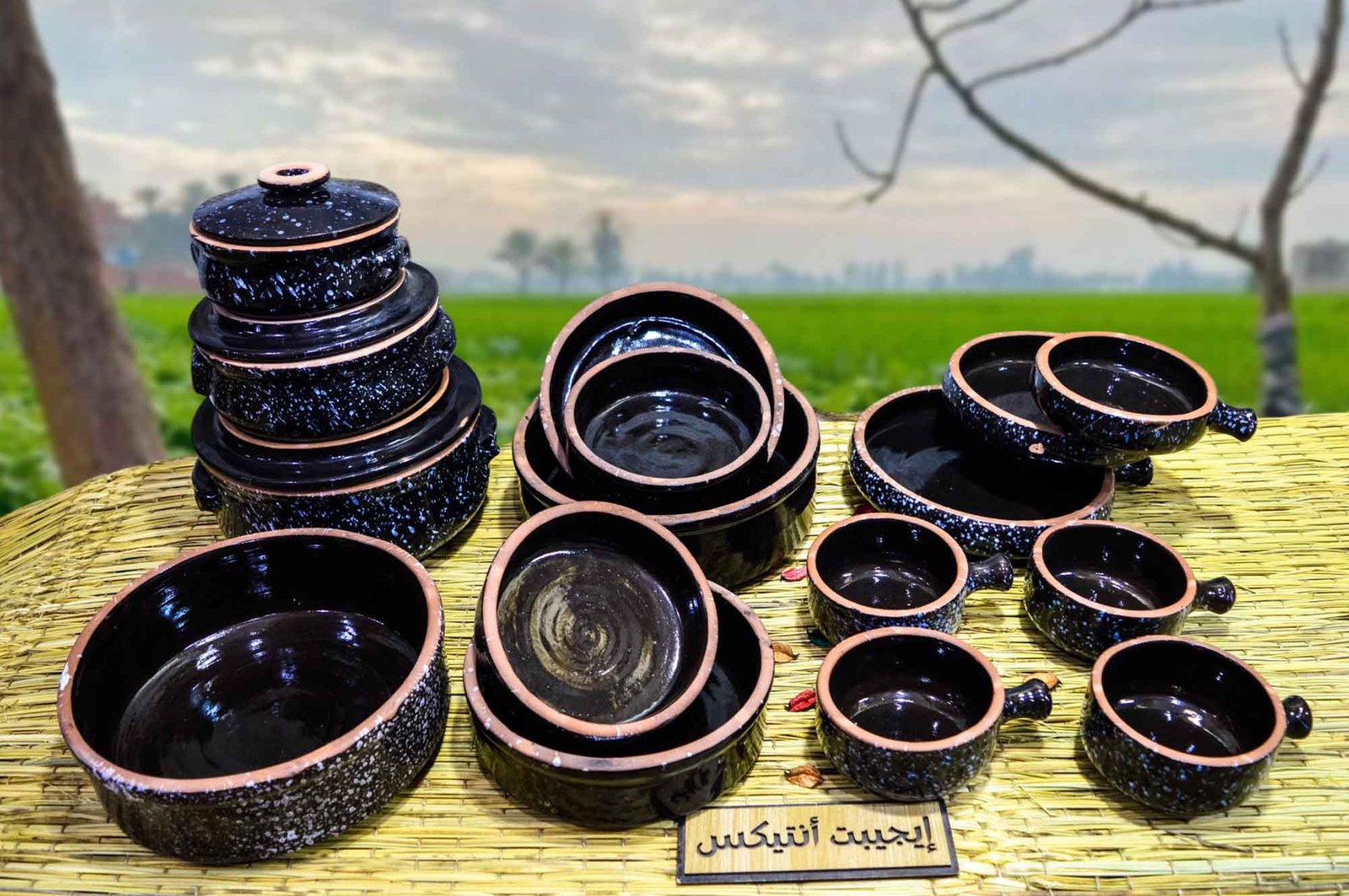 طقم من الفخار الصحي المطلي لون اسود من 16 قطعة مكون من 3 قلايات بمقاسات مختلفة و 6 طواجن و 4 شوربة و 3 حلل بمقاسات مختلفة صناعة مصرية يدوية 100% من انتاج ايجيبت أنتيكس