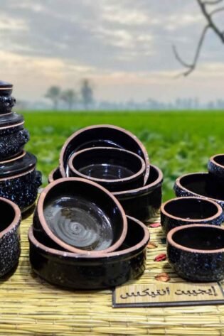 طقم من الفخار الصحي المطلي لون اسود من 16 قطعة مكون من 3 قلايات بمقاسات مختلفة و 6 طواجن و 4 شوربة و 3 حلل بمقاسات مختلفة صناعة مصرية يدوية 100% من انتاج ايجيبت أنتيكس