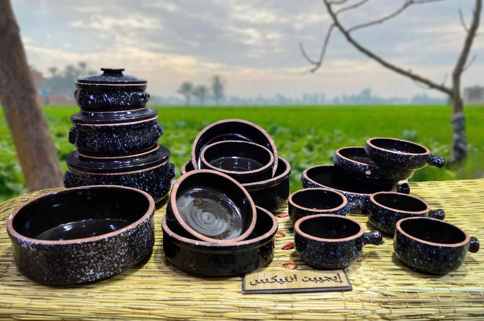 طقم من الفخار الصحي المطلي لون اسود من 16 قطعة مكون من 3 قلايات بمقاسات مختلفة و 6 طواجن و 4 شوربة و 3 حلل بمقاسات مختلفة صناعة مصرية يدوية 100% من انتاج ايجيبت أنتيكس