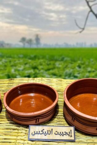 طقم طاجن من الفخار الصحي محفور عليه رسومات مكون من 3 قطع 3 مقاسات مختلفة صناعة مصرية يدوية 100% من انتاج ايجيبت أنتيكس