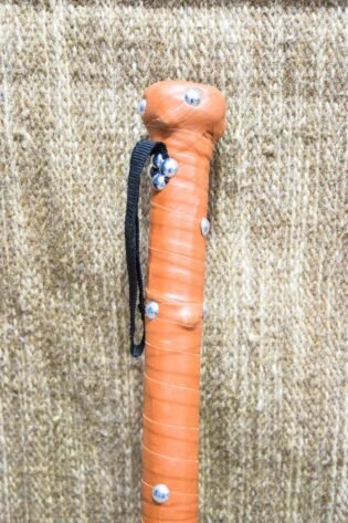 عصاية خشب مغلفة بالجلد لون بني صناعة مصرية يدوية 100% من انتاج ايجيبت أنتيكس